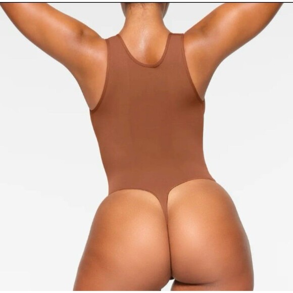 Skims Seamless Sculpt Scoop Neck Thong Bodysuit in Bronze XXS - Picture 2 of 6